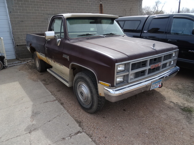 lot 2 image: GMC Sierra Classic 2500