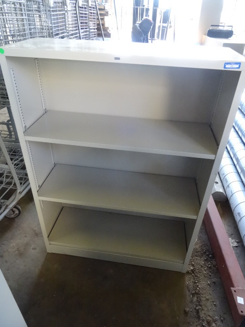 lot 18 image: Book Shelf