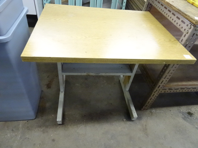 lot 33 image: TableDesk