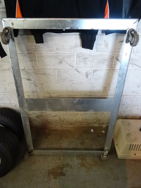 lot 89 image: Cart