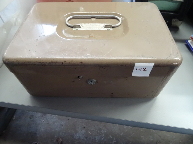 lot 142 image: Cash Box