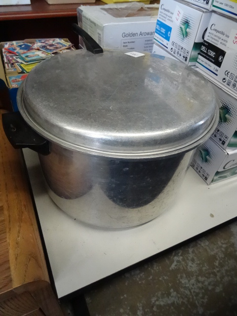lot 183 image: Cooking Pot