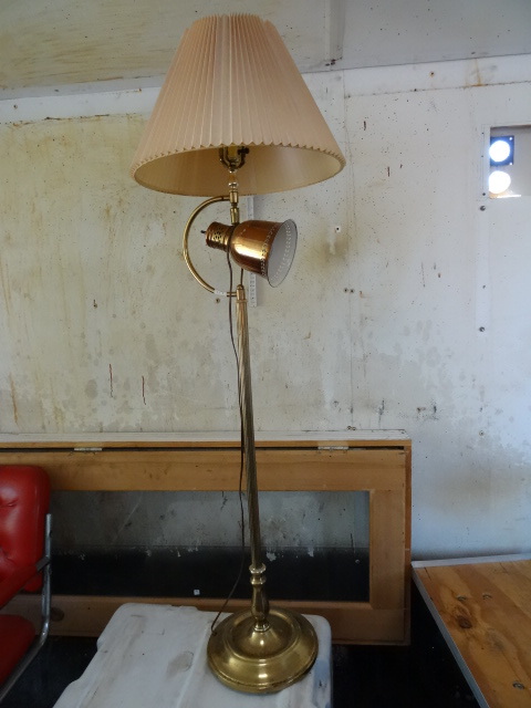 lot 5 image: Lamp