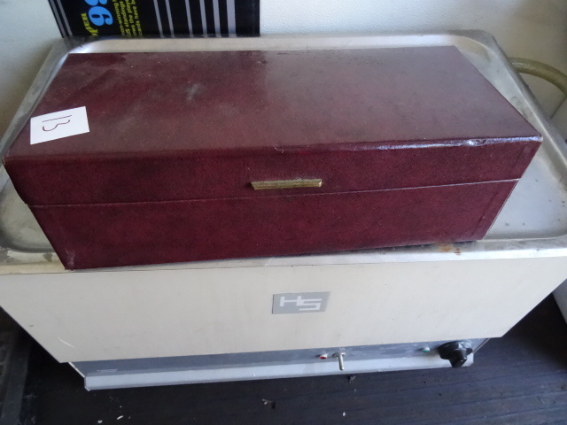 lot 13 image: Vintage Box