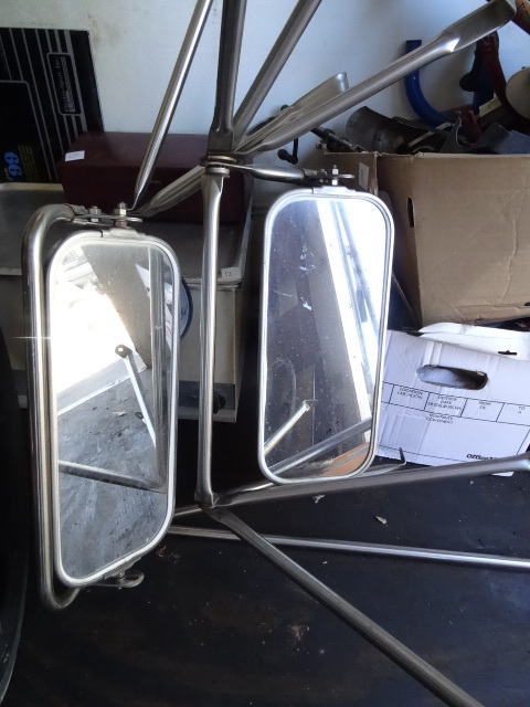 lot 18 image: Truck Mirrors