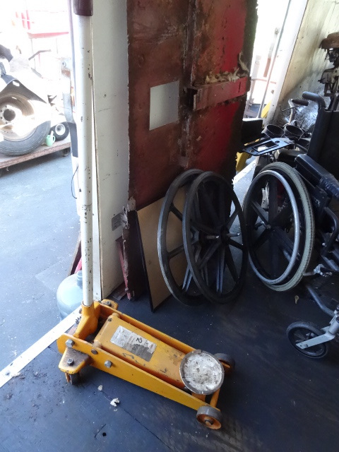 lot 30 image: Floor Jack