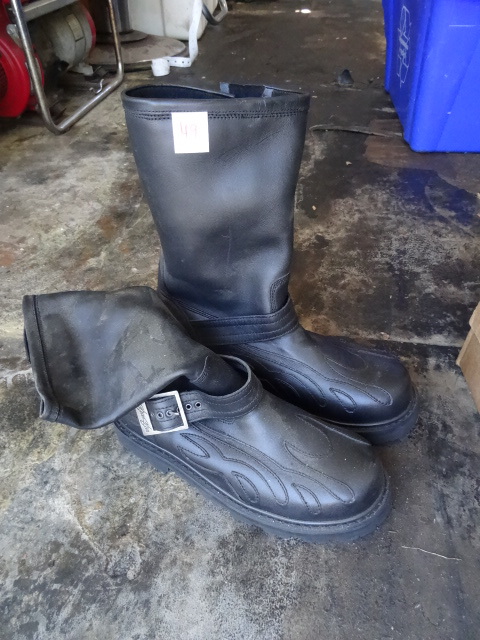 lot 49 image: Boots