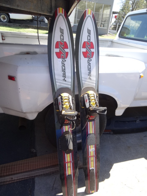 lot 52 image: Water Skis