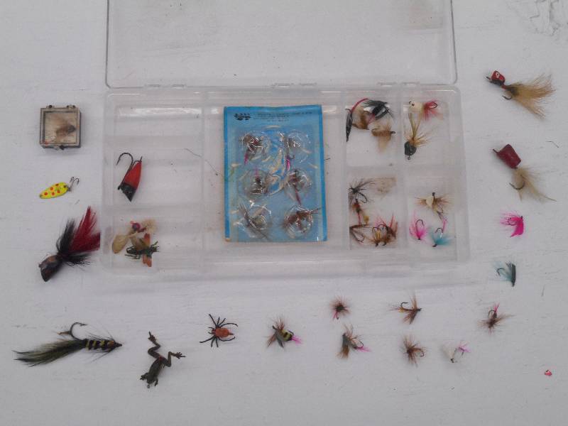 lot 81 image: Plastic Tray Full Of Assorted Poppe...