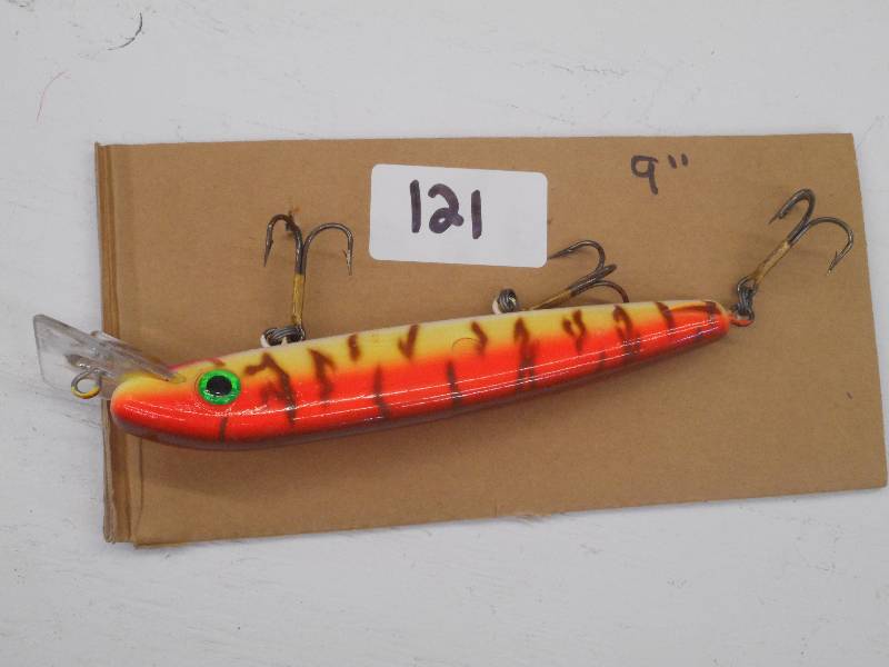 lot 121 image: (1) 9 Muskie Crankbait Lure ...