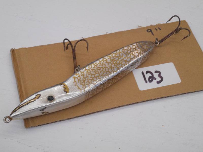 lot 123 image: (1) 9 Muskie Crankbait Lure ...