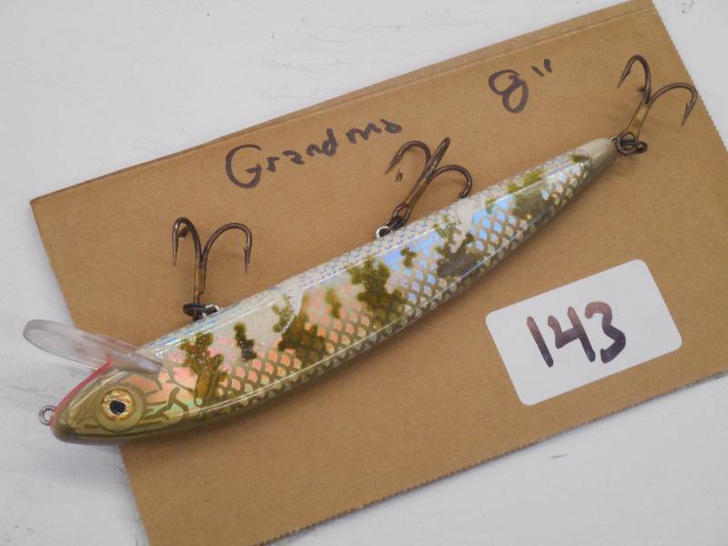 lot 143 image: (1) 8 Grandma Muskie Lure ...