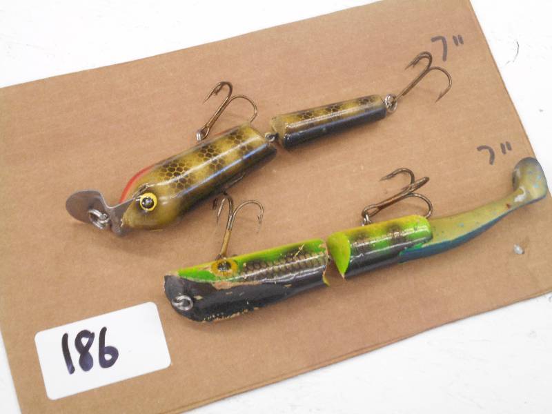 lot 186 image: (2) 7 Muskie Crankbait Lures ...