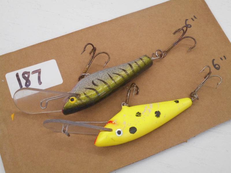 lot 187 image: (2) 6 Muskie Crankbait Lures ...