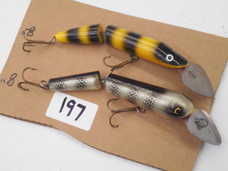 lot 197 image: (2) 8 Muskie Crankbait Lures ...