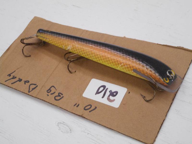 lot 210 image: (1) 10 Big Daddy Muskie Lure ...