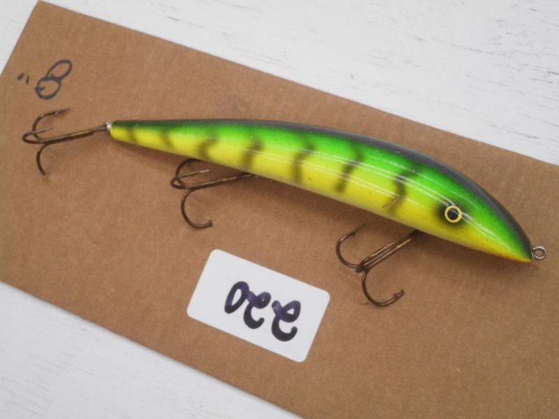 lot 220 image: (1) 8 Muskie Crankbait Lure ...