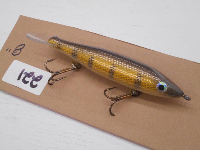 lot 221 image: (1) 8 Muskie Crankbait Lure ...