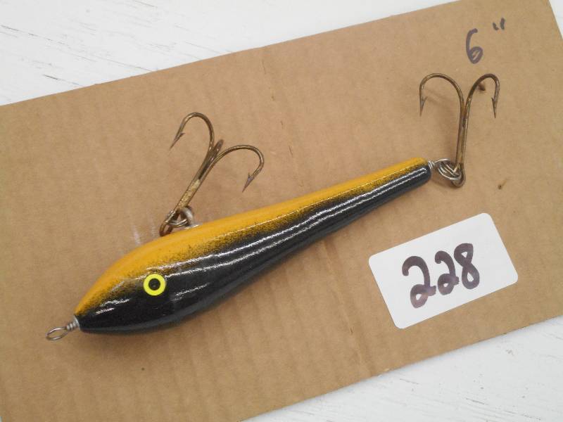 lot 228 image: (1) 6 Muskie Crankbait Lure ...