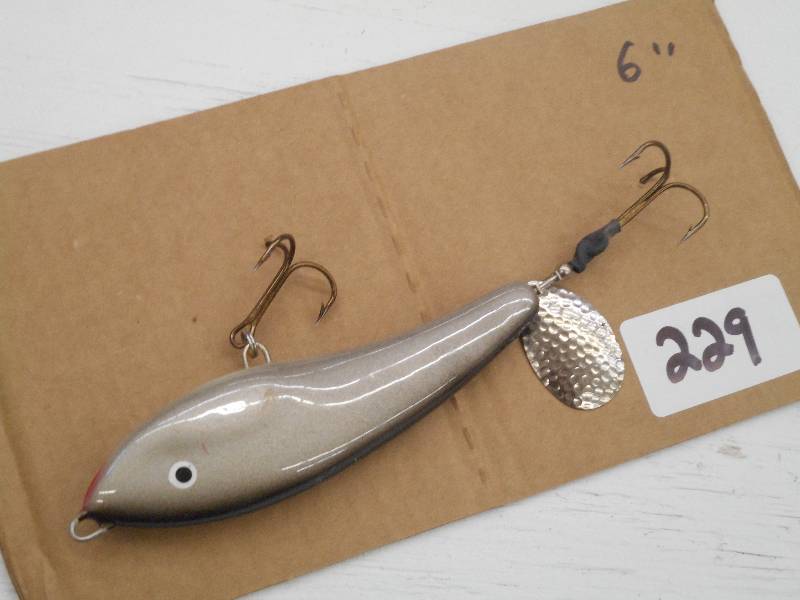 lot 229 image: (1) 6 Muskie Crankbait Lure ...