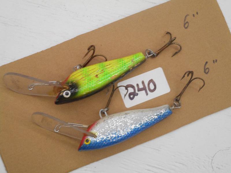 lot 240 image: (2) 6 Muskie Crankbait Lures ...