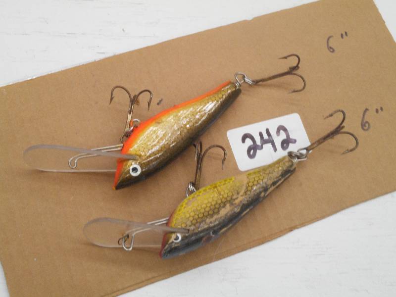 lot 242 image: (2) 6 Muskie Crankbait Lures ...