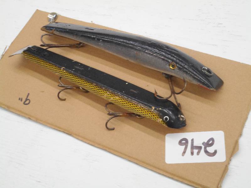 lot 246 image: (2) 9 Muskie Crankbait Lures ...