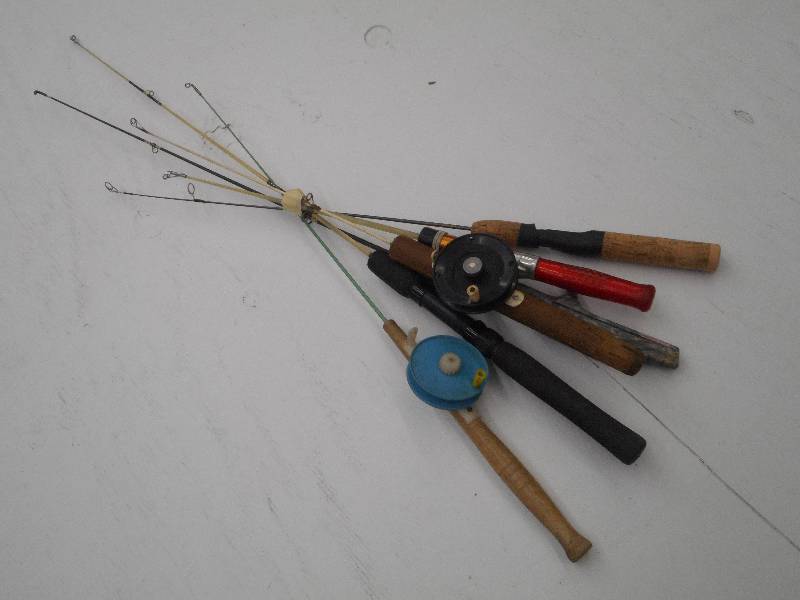lot 21 image: Lot Of Assorted Vintage Ice Fishing...