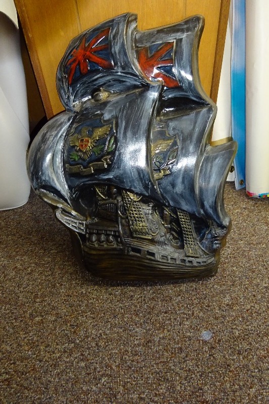 lot 38 image: Plastic dcor
