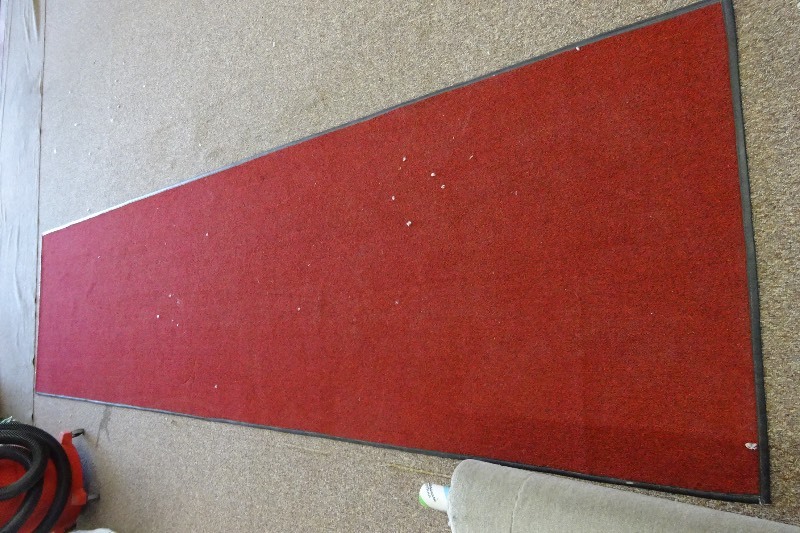 lot 57 image: Red Runner