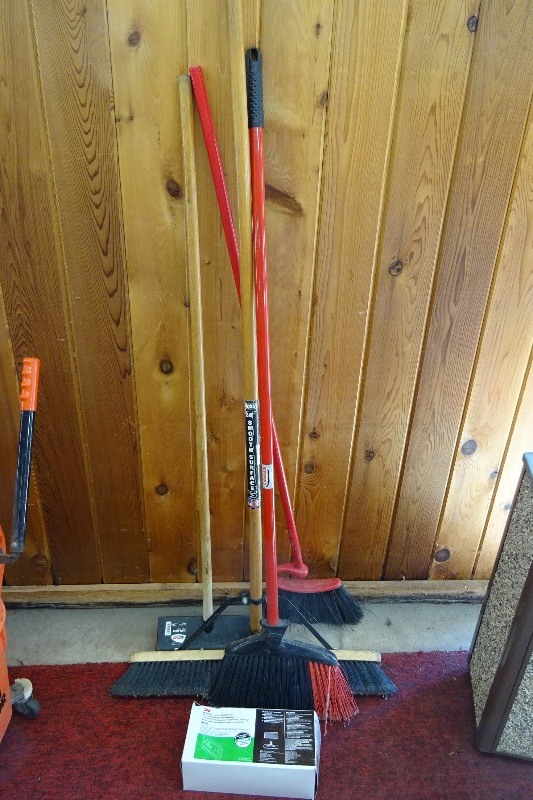 lot 109 image: Lot of brooms
