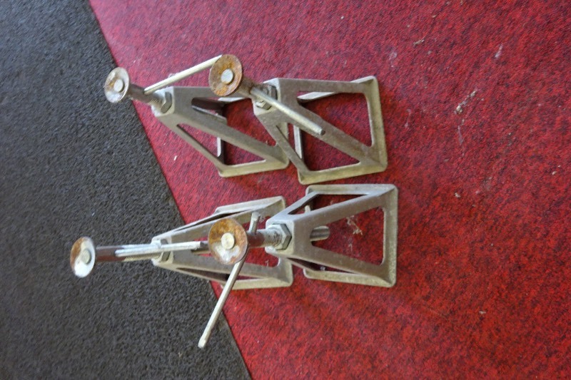 lot 111 image: 4 camper jacks