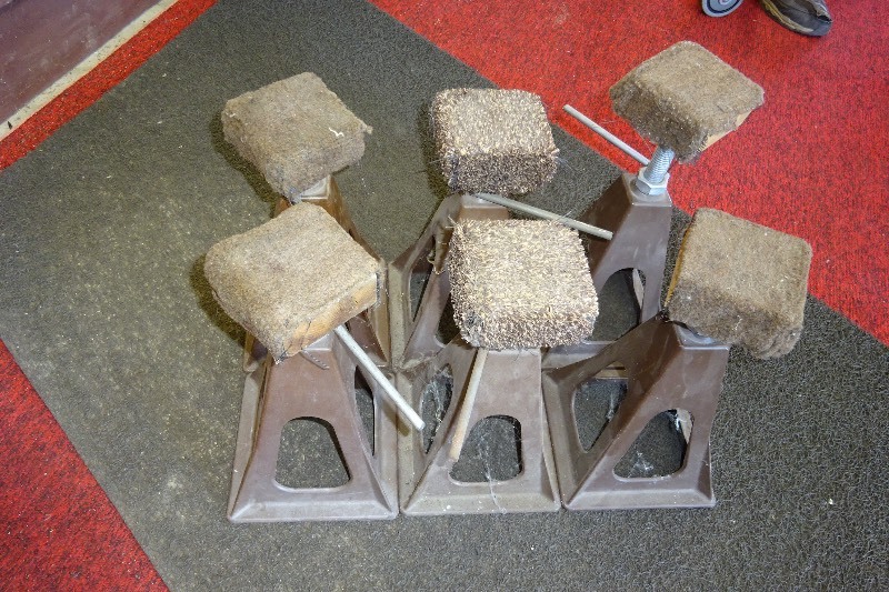 lot 112 image: 6 camper jacks