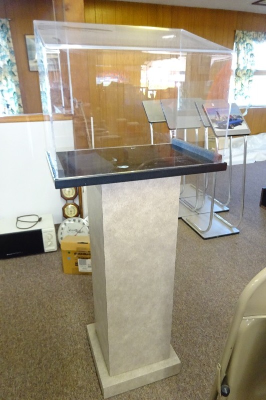 lot 115 image: Display case