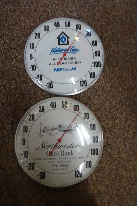 lot 117 image: Outdoor thermometer