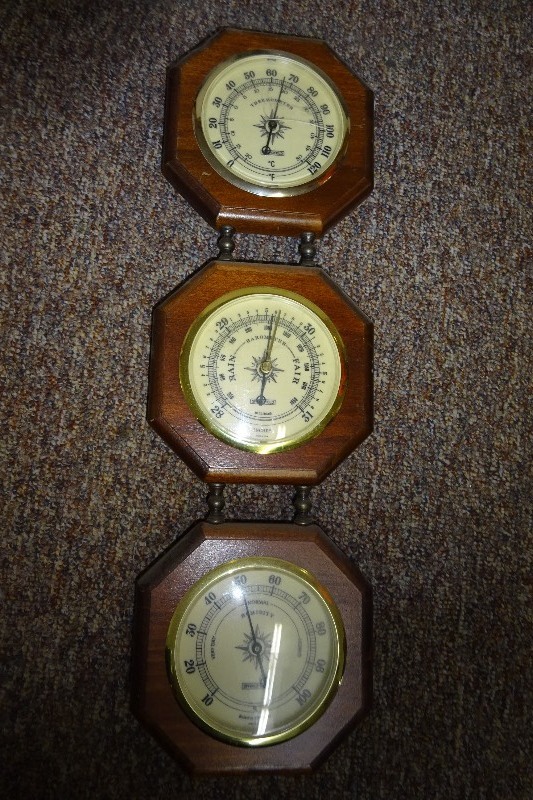 lot 118 image: Humidity thermometer and barometer