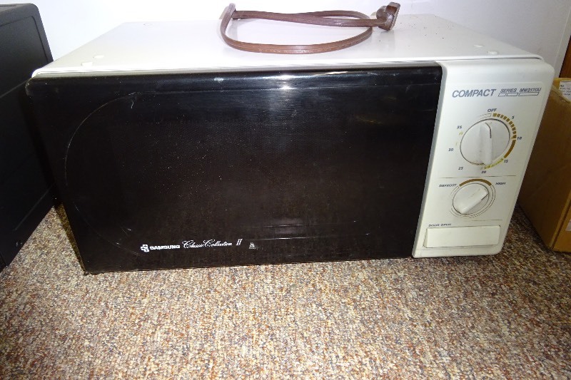 lot 122 image: Compact Microwave