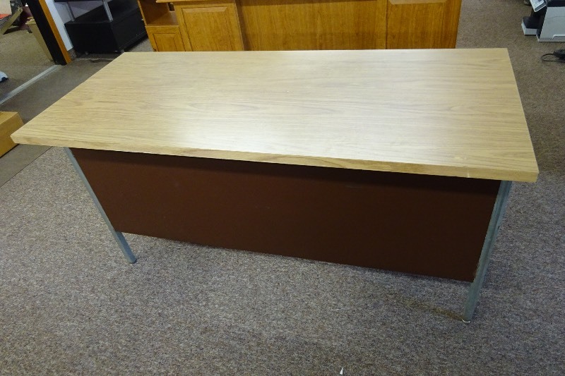lot 129 image: 4 Drawer desk