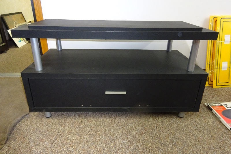 lot 150 image: Entertainment stand
