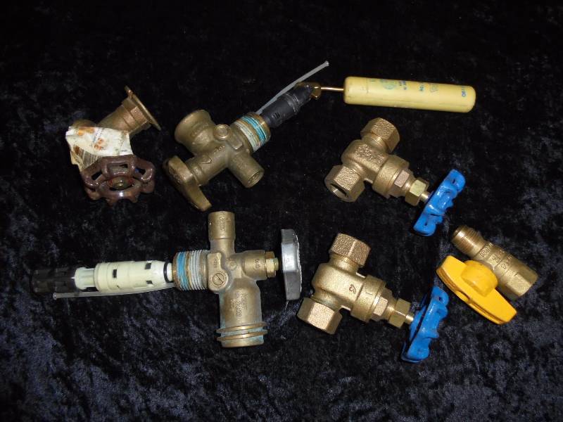 lot 11 image: Lot - Brass Valves