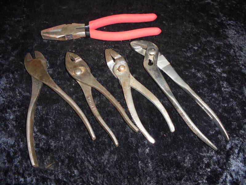lot 14 image: Lot - Pliers & Channel Lock