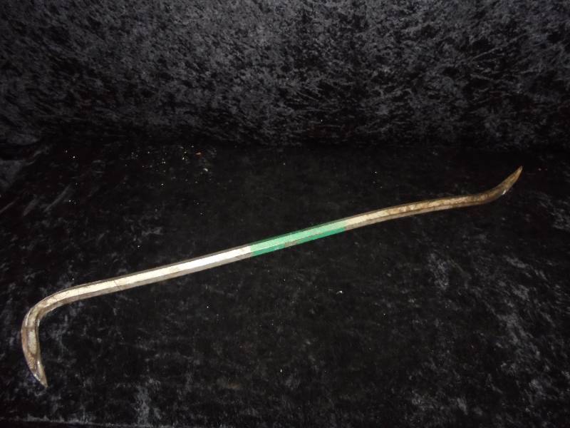 lot 31 image: 36 Crowbar