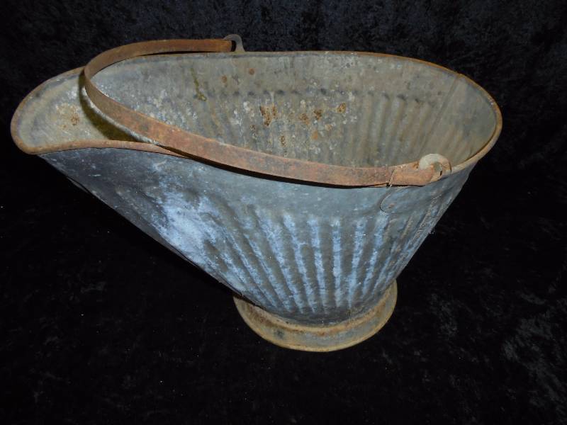 lot 34 image: Vintage CoalAsh Bucket