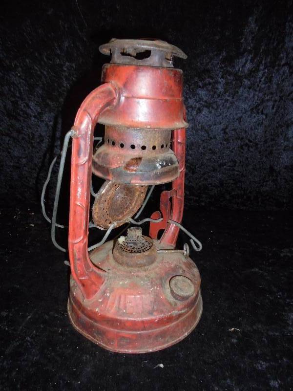 lot 35 image: Vintage Dietz Lantern