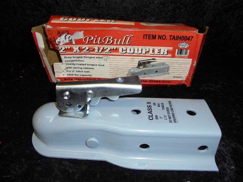 lot 43 image: 2 Trailer Coupling, NIB