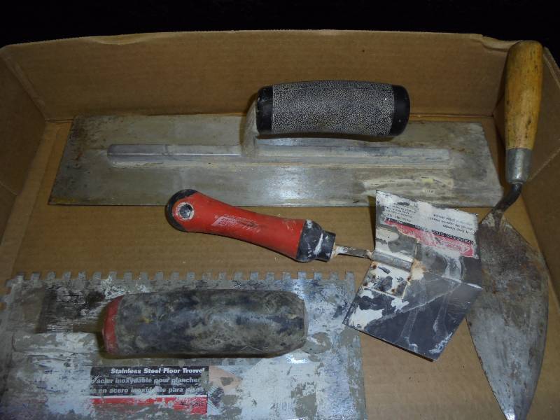 lot 46 image: Lot of Trowels