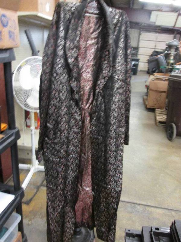 Ornate black print Oriental robeki...