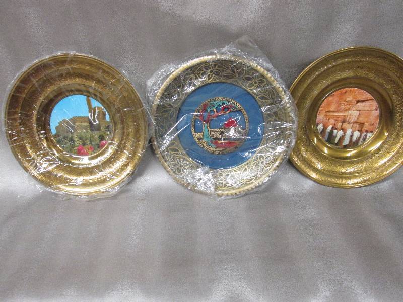 Lot of 3 decorative plates...