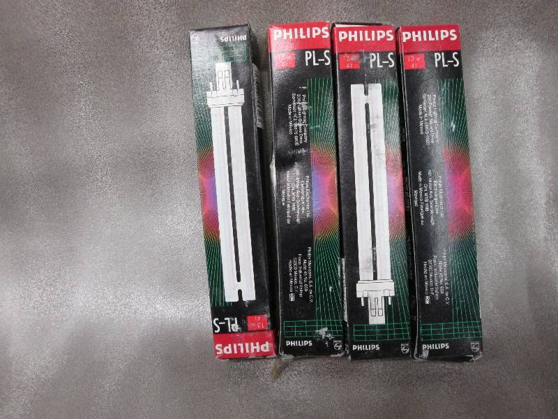 Lot of 4 Philips PL-S 13 W bulbs...
