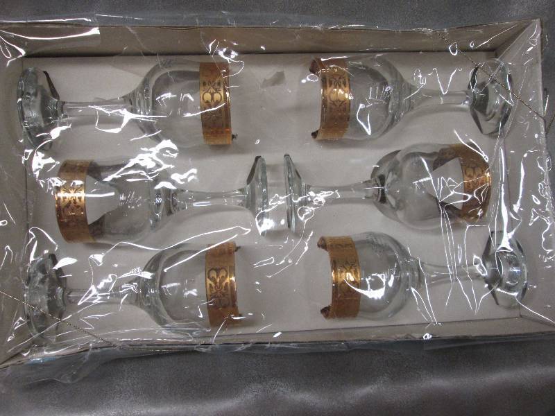 Set of 6 gold rimmed wine glasses M...